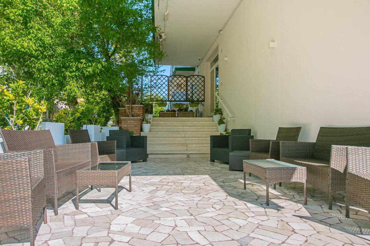Hotel Mara Римини Экстерьер фото